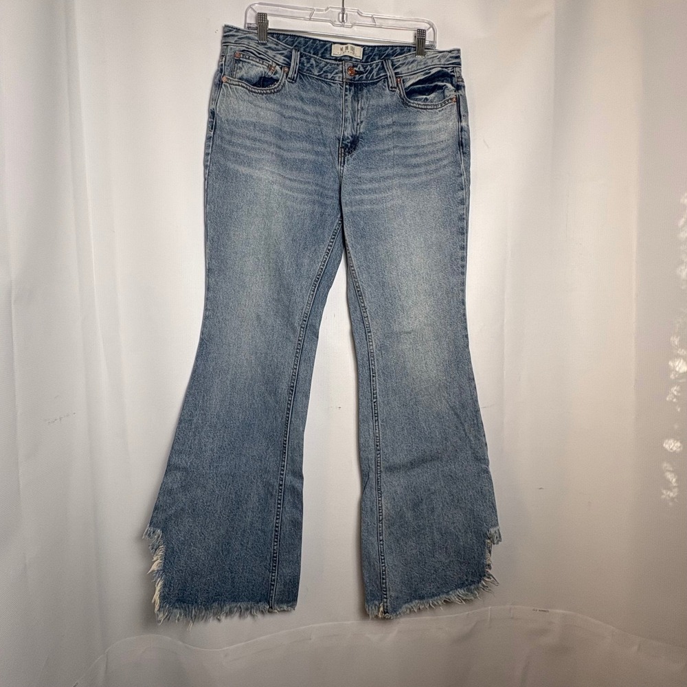 We The Free Free‎ People Just Float On Flare Jeans Light Wash Distressed Hem 30